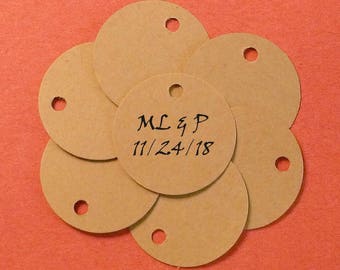 Mini Kraft Tags - mini etiquetas de boda personalizadas de 1" redondas. Personalizado, iniciales de los novios y fecha de la boda. Favores de boda rústicos