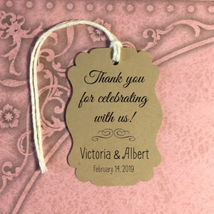Danke, dass Sie mit uns feiern - personalisierte Hochzeitsanhänger. elegant/rustikale kraftpapieranhänger für Gefälligkeiten oder geschenke. Einkaufstüte mit braunen Tags