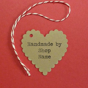 Etiquetas Kraft Scalloped Heart "Feito à mão por" 1,75 "com laços de barbante. Preço personalizado, presente ou etiqueta de produto. Suprimentos para loja Etsy. Etiqueta rústica
