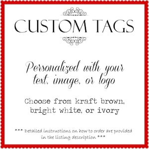 Puede incluir: Un fondo blanco con texto negro que dice "CUSTOM TAGS" en una fuente decorativa. Debajo del texto, dice "Personalizado con tu texto, imagen o logotipo" en una fuente cursiva. Debajo de eso, dice "Elige entre marr&oacute;n kraft, blanco brillante o marfil" en una fuente de m&aacute;quina de escribir. En la parte inferior, dice "*** Instrucciones detalladas sobre c&oacute;mo hacer el pedido se proporcionan en la descripci&oacute;n del listado ***".