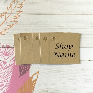 Etichette Kraft mini quadrate: piccole etichette da 1" personalizzate con il nome del tuo negozio o della tua attività. Etichette per gioielli, etichette regalo, cartellini dei prezzi per mostre di artigianato