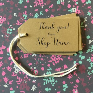 Étiquettes kraft de remerciement - étiquettes à bagage personnalisées de 1,5 x 2,25 pouces avec des liens en ficelle Bakers. Fournitures du vendeur Etsy . Étiquettes d'exposition d'artisanat pour les produits