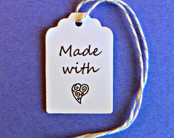 Hecho con Love Tags: etiquetas blancas con parte superior festoneada impresas y listas para usar. Suministros para vendedores de Etsy, etiquetas de precios y etiquetas colgantes. etiquetas de regalo para hechos a mano
