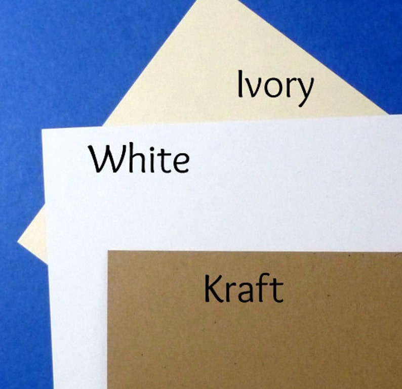 Puede incluir: Tres colores de papel diferentes: marfil, blanco y kraft. El papel est&aacute; dispuesto en forma de tri&aacute;ngulo.