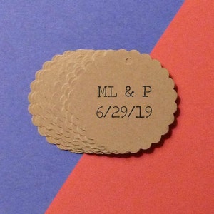 50 etichette Kraft personalizzate - cerchio smerlato da 1,5" di diametro. etichette per matrimonio. personalizza con le iniziali della sposa e dello sposo e la data del matrimonio
