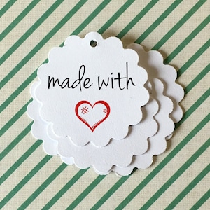 Fabriqué avec amour (coeur) - jolies petites étiquettes blanches rondes festonnées de 1,5 po. étiquettes préimprimées pour vos produits faits main ou cadeaux. coeur rouge cool
