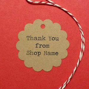 Mini étiquettes kraft personnalisées - en forme de fleur de 1,5 po. de diamètre, étiquettes de remerciement personnalisées avec le nom de votre boutique. Fournitures de boutique Etsy, étiquettes de prix
