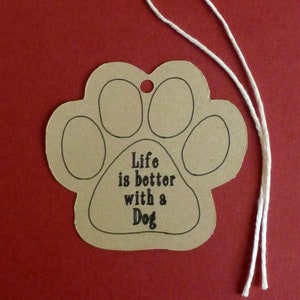 Grandes étiquettes à empreintes de pattes de chien - étiquettes kraft 2,5 x 2,5 pouces avec liens en ficelle. étiquettes imprimées, prêtes à l'emploi. étiquettes pour produits pour animaux de compagnie ou cadeaux . amoureux des animaux de compagnie
