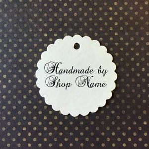 Mini étiquettes festonnées - étiquettes personnalisées blanches de 1,5 po. de diamètre imprimées avec le nom de votre boutique. étiquettes de prix de marque de produit avec des liens de ficelle Bakers
