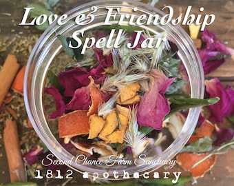 Könnte beinhalten: Ein Glasgefäß gefüllt mit getrockneten Kräutern, Blumen und Zitrusschalen. Das Gefäß ist mit "Love & Friendship Spell Jar" und "Second Chance Farm Sanctuary 1812 Apothecary" beschriftet.