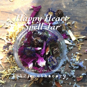 Może przedstawiać: Szklany słoik wypełniony suszonymi kwiatami, ziołami i szyszkami. Słoik jest oznaczony etykietą "Happy Heart Spell Jar" i "Second Chance Farm Sanctuary 1812 Apothecary".