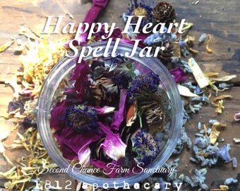 Könnte beinhalten: Ein Glasgefäß gefüllt mit getrockneten Blumen, Kräutern und Tannenzapfen. Das Gefäß ist mit "Happy Heart Spell Jar" und "Second Chance Farm Sanctuary 1812 Apothecary" beschriftet.