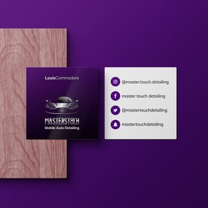Puede incluir: Tarjeta de visita con fondo morado y textura de madera a la izquierda. La tarjeta muestra "LouisCommodore" y "MASTERTOUCH Mobile Auto Detailing" con un gr&aacute;fico de coche. Una segunda tarjeta muestra redes sociales.