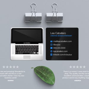 Puede incluir: Una tarjeta de visita en blanco y negro con fondo negro y texto blanco. La tarjeta presenta el nombre "Lea Caballero" y el t&iacute;tulo "Estratega de Dise&ntilde;o Creativo". La informaci&oacute;n de contacto incluye correo electr&oacute;nico, identificadores de redes sociales, n&uacute;mero de tel&eacute;fono y sitio web.