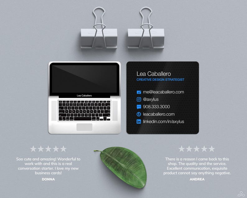 Puede incluir: Una tarjeta de visita en blanco y negro con fondo negro y texto blanco. La tarjeta presenta el nombre "Lea Caballero" y el t&iacute;tulo "Estratega de Dise&ntilde;o Creativo". La informaci&oacute;n de contacto incluye correo electr&oacute;nico, identificadores de redes sociales, n&uacute;mero de tel&eacute;fono y sitio web.