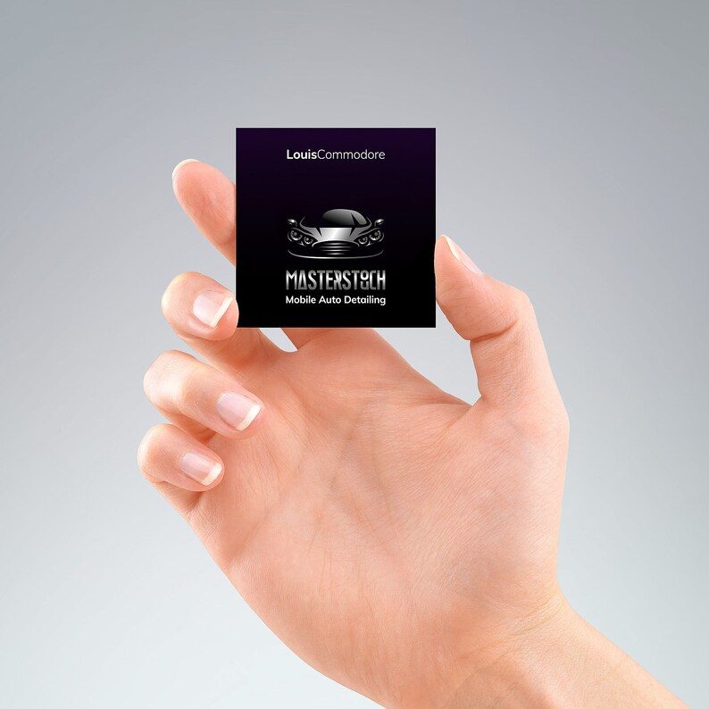 Puede incluir: Una tarjeta de visita con un fondo degradado negro y morado se sostiene en una mano. La tarjeta presenta el nombre "LouisCommodore" en la parte superior, un gr&aacute;fico de coche estilizado y las palabras "MASTERTECH Mobile Auto Detailing."