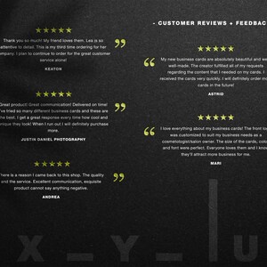 Puede incluir: Un fondo oscuro con rese&ntilde;as y comentarios de clientes. El texto incluye testimonios con calificaciones de 5 estrellas, nombres y citas sobre tarjetas de visita. Las rese&ntilde;as destacan la calidad, el servicio y el dise&ntilde;o.