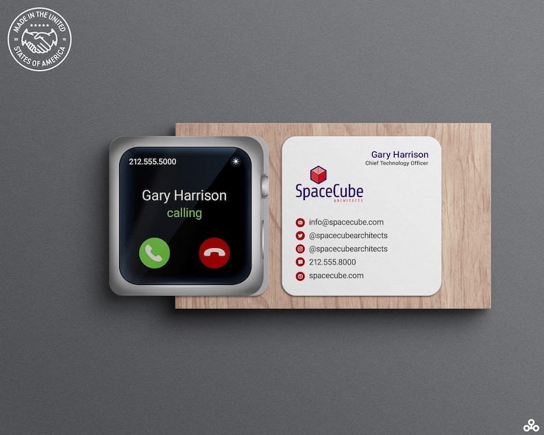 以下が含まれることがあります： 赤と青の文字で「SpaceCube Architects」と書かれた白い名刺。名刺には「Gary Harrison, Chief Technology Officer」の文字と、ウェブサイト、メールアドレス、電話番号などの連絡先情報も記載されています。