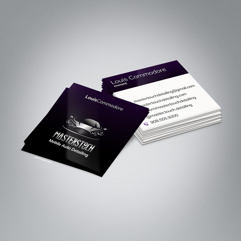 Puede incluir: Tarjetas de visita para Masterstoch Mobile Auto Detailing. Las tarjetas presentan un dise&ntilde;o negro y morado con el logotipo de la empresa, un coche estilizado e informaci&oacute;n de contacto. Tambi&eacute;n se muestra el nombre del propietario, Louis Commodore.