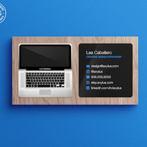 Puede incluir: Una tarjeta de visita con fondo negro y texto blanco. La tarjeta presenta el nombre "Lea Caballero" y el t&iacute;tulo "Estratega de Dise&ntilde;o Creativo". La informaci&oacute;n de contacto incluye una direcci&oacute;n de correo electr&oacute;nico, un n&uacute;mero de tel&eacute;fono y enlaces a perfiles de redes sociales.