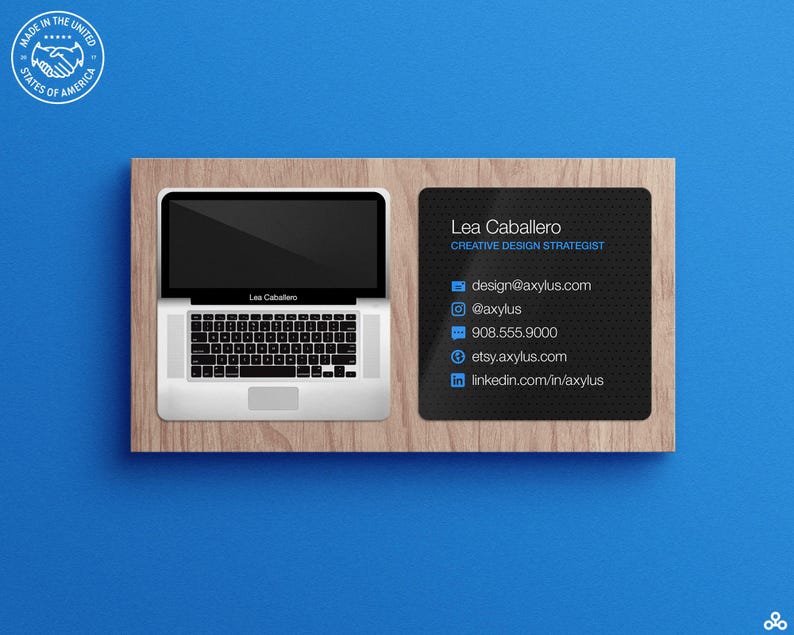 Puede incluir: Una tarjeta de visita con fondo negro y texto blanco. La tarjeta presenta el nombre "Lea Caballero" y el t&iacute;tulo "Estratega de Dise&ntilde;o Creativo". La informaci&oacute;n de contacto incluye una direcci&oacute;n de correo electr&oacute;nico, un n&uacute;mero de tel&eacute;fono y enlaces a perfiles de redes sociales.