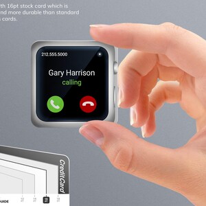 以下が含まれることがあります： 「Gary Harrison」から電話がかかってきており、電話番号は212.555.5000です。画面には「通話中」と表示されています。白いスマートウォッチを手が持っています。