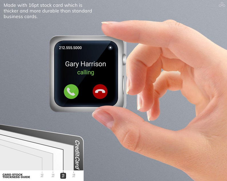 以下が含まれることがあります： 「Gary Harrison」から電話がかかってきており、電話番号は212.555.5000です。画面には「通話中」と表示されています。白いスマートウォッチを手が持っています。