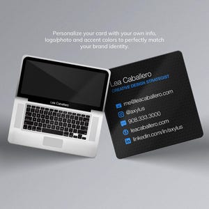 Puede incluir: Tarjeta de visita en blanco y negro con un gr&aacute;fico de computadora port&aacute;til y la informaci&oacute;n de contacto de Lea Caballero, Estratega de Dise&ntilde;o Creativo. La informaci&oacute;n de contacto incluye correo electr&oacute;nico, identificadores de redes sociales, n&uacute;mero de tel&eacute;fono y sitio web.