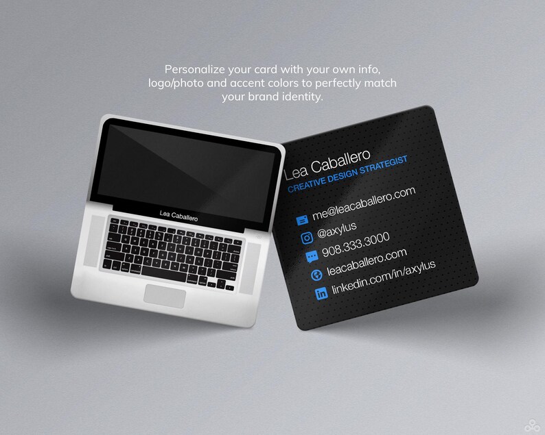 Puede incluir: Tarjeta de visita en blanco y negro con un gr&aacute;fico de computadora port&aacute;til y la informaci&oacute;n de contacto de Lea Caballero, Estratega de Dise&ntilde;o Creativo. La informaci&oacute;n de contacto incluye correo electr&oacute;nico, identificadores de redes sociales, n&uacute;mero de tel&eacute;fono y sitio web.