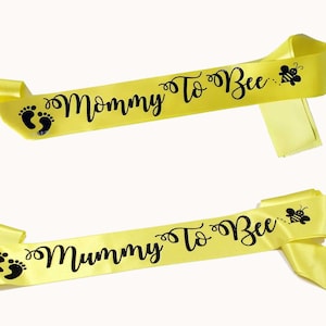 これからママになる人のためのベビーシャワー用サッシュ。ベビーシャワーに最適なギフト - Mummy To Bee の文言は変更できます