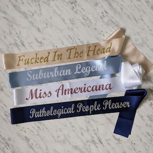 Faixa de luxo personalizada para concerto ou concurso, qualquer frase, disponível em várias cores para todas as ocasiões, escolha o estilo da fonte e adicione texto