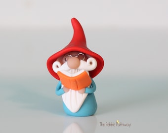 Gnomo con gafas y libro naranja - gnomo profesor maestro - figura de gnomo de jardín en miniatura