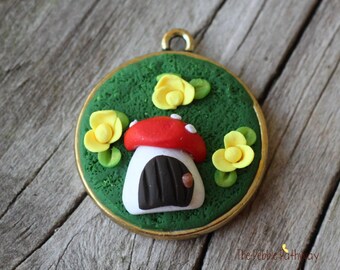 Pequeño gnomo con forma de hongo y colgante de flores