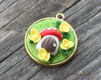 Pequeño gnomo con forma de hongo y colgante de flores