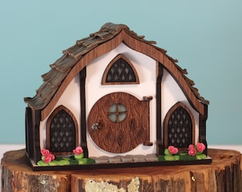 Casa de hadas o casa de gnomos con puerta de trabajo - casa de pueblo en miniatura