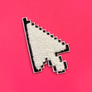Peut inclure: Un curseur de souris pixelisé blanc et flou avec un contour noir sur un fond rose.