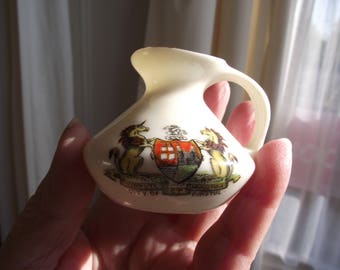 Inglés Hueso porcelana crestado jarrón en miniatura