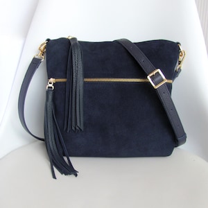Borsa a tracolla in pelle scamosciata: borsa a mano in pelle blu navy con nappe