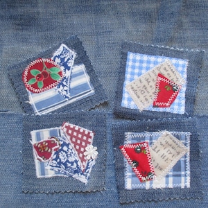 Può includere: Quattro quadrati di tessuto cuciti su uno sfondo di denim blu. Ogni quadrato presenta una combinazione diversa di tessuti a motivi rossi, bianchi e blu, tra cui gingham, strisce e stampe floreali. Alcuni quadrati includono piccoli cuori di tessuto rosso con steli verdi.