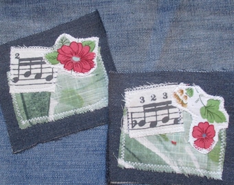 Può includere: Due toppe di jeans con note musicali e fiori. La toppa superiore ha un fiore rosso e la toppa inferiore ha un fiore rosa. Entrambe le toppe hanno uno sfondo bianco con note musicali nere.