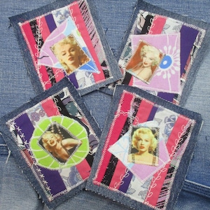 Op de afbeelding: Vier kleurrijke vierkanten van stof met een denim rand. Elk vierkant heeft een ander beeld van Marilyn Monroe in een ruitvormig frame. De vierkanten zijn in een verspringend patroon gerangschikt.