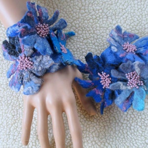 Blauw vilten polswarmers met bloemen