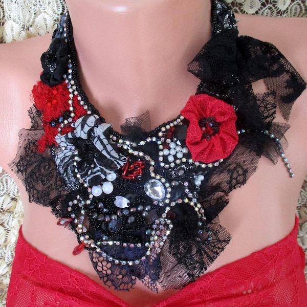 Romantique Shabby Chic Brodé Bib collier Déclaration textile art collier Victorien Mix media Tissu fleurs Dentelle Rouge Noir OOAK Cadeau