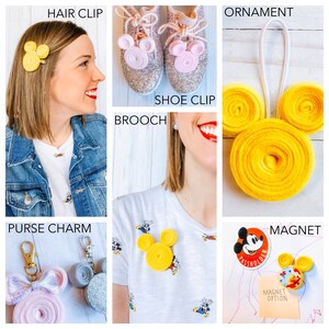 Pu&ograve; includere: Una collezione di accessori fatti a mano con un design a orecchie di topo giallo e rosa. Gli articoli includono una forcina per capelli, clip per scarpe, una spilla, un ciondolo per borsa, un ornamento e un magnete. Gli accessori sono realizzati in feltro e nastro.