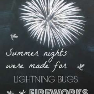 Może przedstawiać: Tablica w stylu tablicy z napisem "Summer nights were made for LIGHTNING BUGS & FIREWORKS." Biały fajerwerk wybucha na górze, z małymi białymi ilustracjami świetlików wokół tekstu.