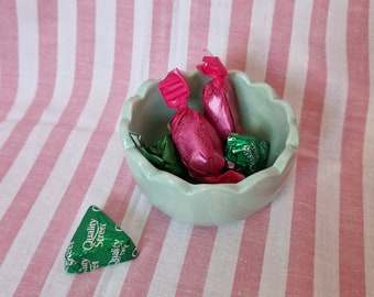 Lovely little GREEN ceramic scalloped edged decorative serving bowl for nibbles/dipping dish/jewellery holder. Handmade. Tablescaping dream!