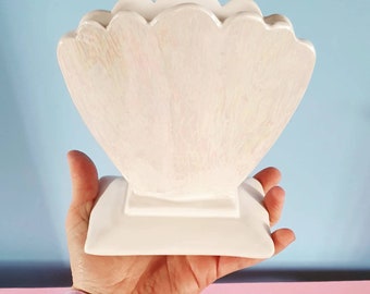 Amazing irredensent pearly handcrafted ceramic scallop shell vase/posy for fresh/dried flowers. Statement centrepiece.Pretty + unique piece.