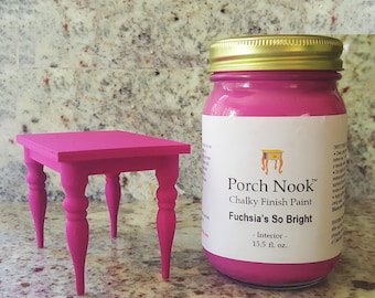 Könnte beinhalten: Ein Glasgefäß mit fuchsiafarbener Kreidefarbe und goldenem Deckel. Das Gefäß ist mit "Porch Nook Chalky Finish Paint Fuchsia's So Bright - Interior - 15.5 fl. oz." beschriftet.