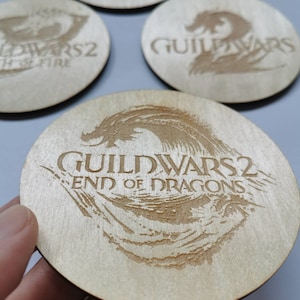 Guild Wars 2 Logo SW2 - ein Set aus 4 Untersetzern. Hochwertige Sperrholz gravierte Sammler Dekoration von Gildenwaren