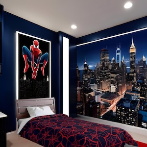 Peut inclure: Une chambre à coucher avec un mur bleu et un lit avec une couette à motifs d'araignées rouges et noires. Le mur a une fresque d'une ville nocturne et un poster de Spiderman.
